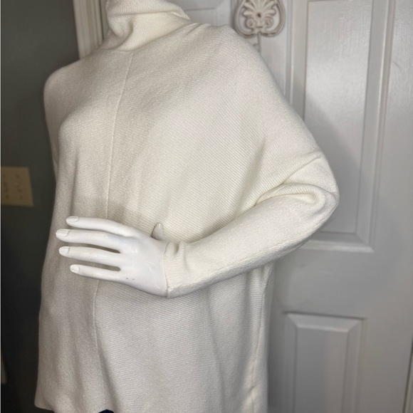Curvy Cream Turtle neck sweater size extra small oversized. - Picture 5 of 14